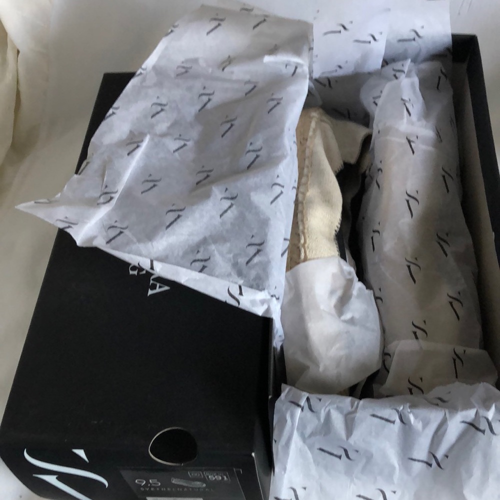 Woman's Simply Vera by Vera Wang natural espadrilles with black detail size 9.5.